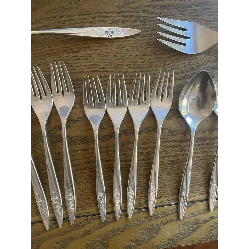 Oneida Community Morning Rose Silverplate Flatware 22 Pc Service for 4